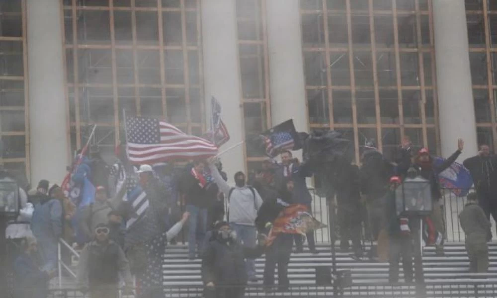 Σε κατάσταση έκτακτης ανάγκης για 15 ημέρες η Ουάσιγκτον μετά τις σκηνές χάους - Στους τέσσερις οι νεκροί